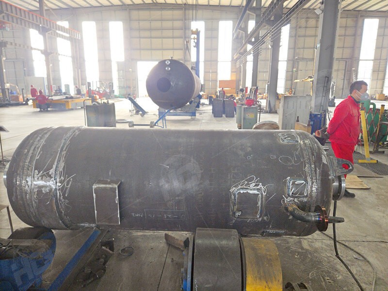 Custom horizontal desander vessel manufactured for oilfield sand removal application_副本.jpg